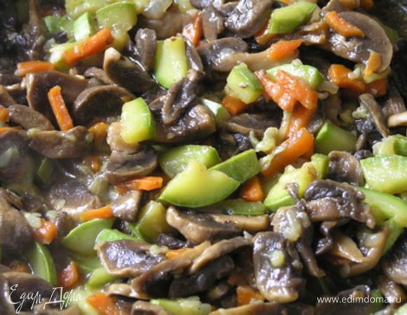 тушить до мягкости кабачка, посолить, поперчить, 