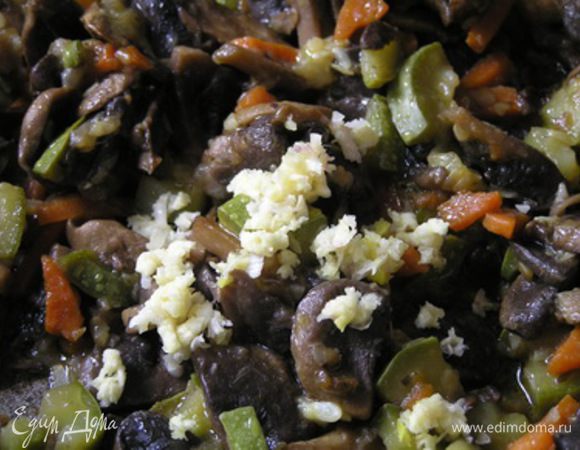 в конце тушения добавить измельченный чеснок, перемешать.