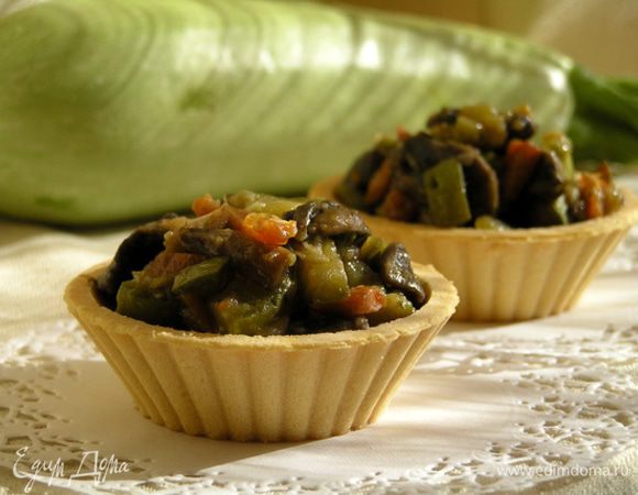 В тарталетки выложить овощи с грибами и подавать. Приятного аппетита!