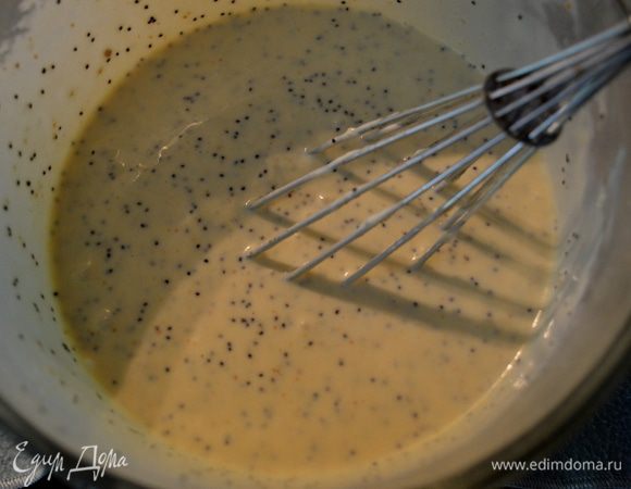Добавить молоко и 5 след. ингридиентов,помешиваем ,затем желток и вновь все перемешать.