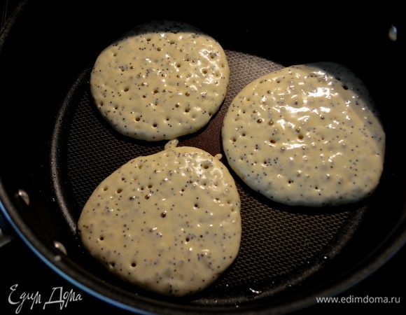 Взбить два белка на высок.скорости до пиков.Добавляем в тесто и осторожно помешиваем.Выкладываем порционно тесто на разогретую сковороду ,обмасленную.Жарим с обеих сторон.Итак с каждой порцией.