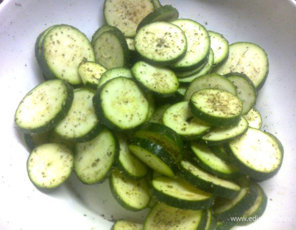 Цукини порезать на тоненькие кружочки,посолить,добавить специи,перемешать и отложить