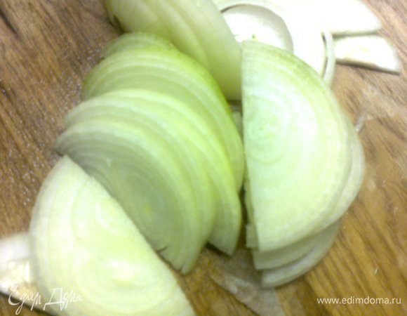 Лук порезать полукольцами 