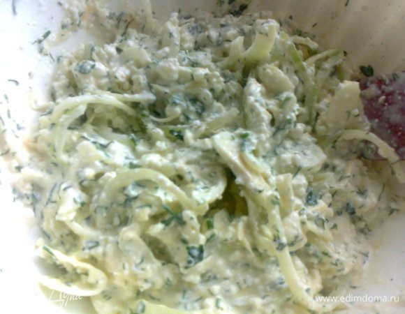 В творог добавить сметану,яйцо,лук,мелко перезанную петрушку и чеснок,посолить,все хорошо перемешать