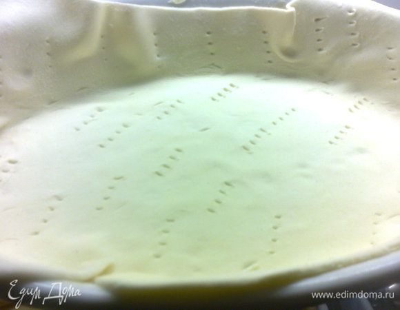 Тонко раскать тесто и выложить в форму,предварительно смазанную сл.маслом,наколоть вилкой 