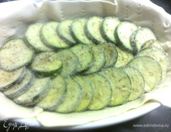 Кружочки цукини запанировать в муку и выложить в форму