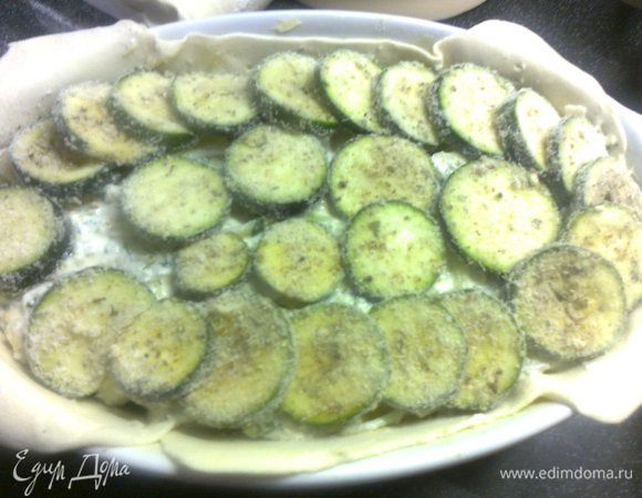 Сверху добавить начинку,разровнять и выложить еще слой цукини