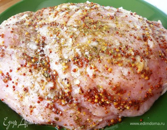 Кусок мякоти свинины нашпиговать чесноком, натереть солью и перцем, намазать горчицей, полить оливковым маслом и оставить мариноваться на 5-6 часов. (Идеально на ночь)