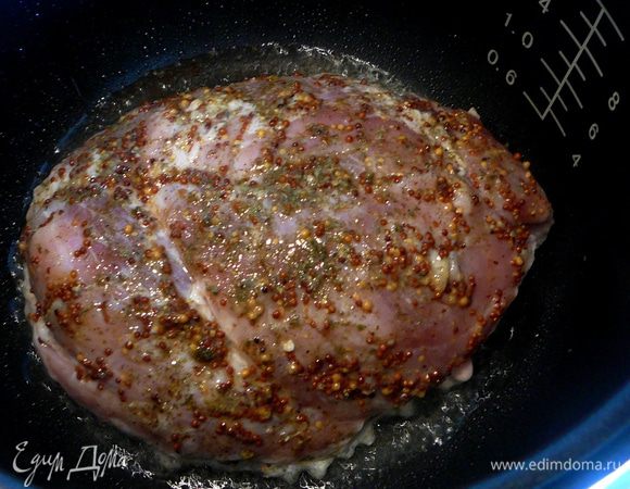 Поместить мясо в чашу мультиварки 