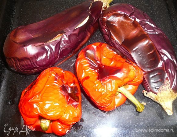 Баклажаны и перцы запечь в духовке на сильном огне.
