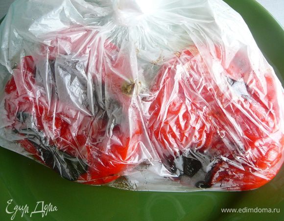 Для того, что бы было легче снять кожицу с перцев, поместить их на 10 минут в полиэтиленовый пакет.