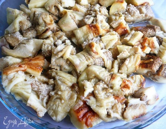 Крупно рубим и укладываем слоями...Баклажан...