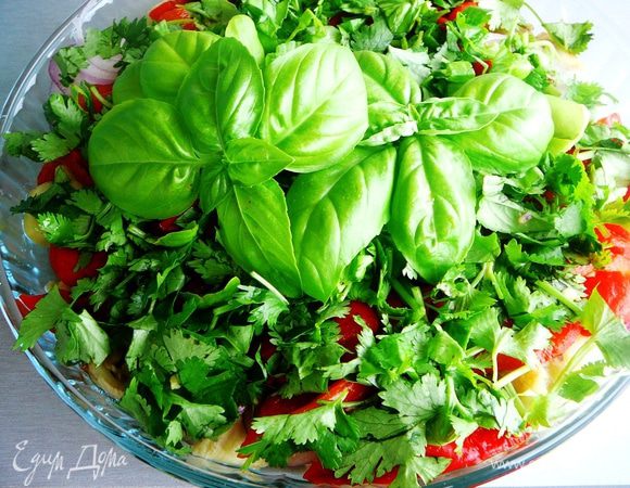 Сверху обильно посыпать рубленым чесноком, кинзой и базиликом...