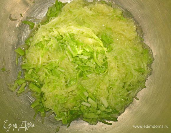 Кабачки натрите на крупной терке, посолите и оставьте на 5-10 минут (чтобы выделился лишний сок). 