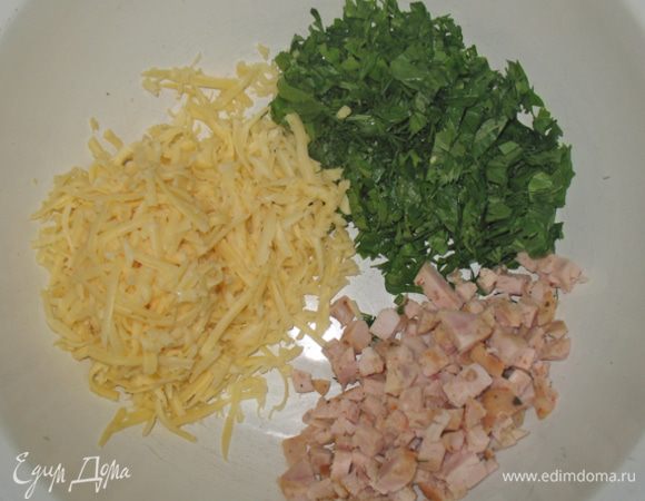Порежем ветчину (можно заменить на домашнюю колбасу), натрем сыр на крупной терке, порежем зелень.