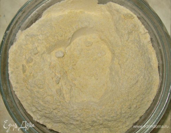 В отдельной миске смешаем муку и разрыхлитель. 