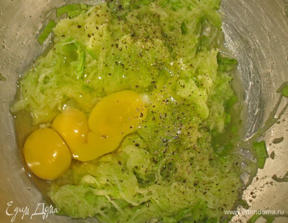 С кабачков слить лишнюю жидкость и перемешать с яйцами. 
