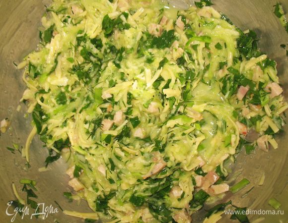 К кабачкам добавить сыр, ветчину,  зелень, соль перец и перемешать.