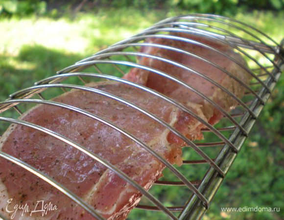 Приготовить маринад: 4 зубчика чеснока очистить и пропустить через пресс, смешать 3 столовыми ложками винного уксуса, 5 столовыми ложками сока апельсина, 2 столовыми ложками оливкового масла и 1 столовой ложкой меда. Добавить щепотку корицы, 1 чайную ложку сушеной душицы и 1 чайную ложку тмина. Приправить солью и черным молотым перцем по вкусу. 4 свиные котлеты на кости вымыть и обсушить. Полить мясо маринадом, накрыть крышкой и поместить  в холодильник на 4 часа. 