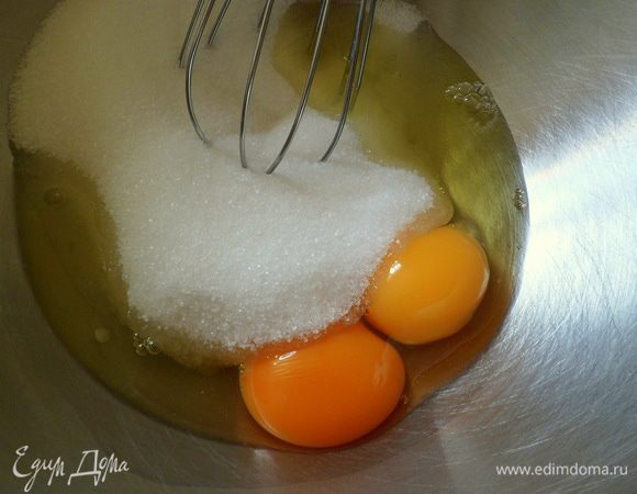 2 яйца взбиваем с 1 стаканом сахара
