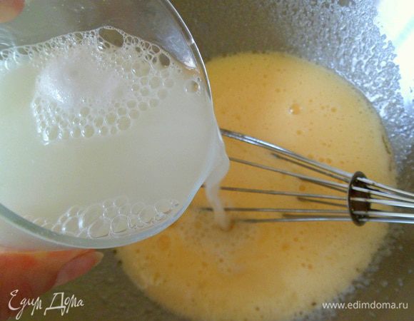 вводим в яично-маслянную массу и перемешиваем
