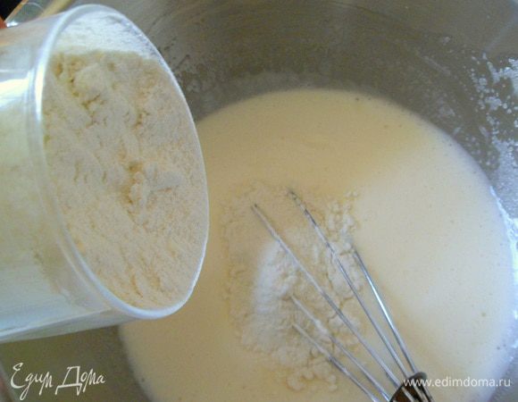 добавляем ванилин и 2 стакана муки