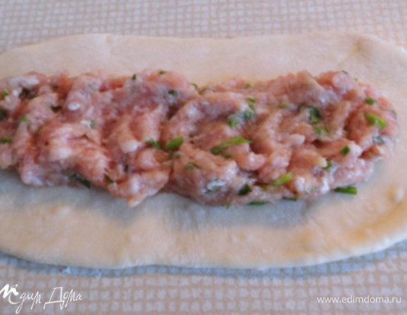 Посередине пластика (вдоль) выложить 2.5 ч.л. фарша.