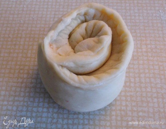 Из чебурека свернуть Пельменчик -  рулетик-розочку. Наружный боковой кончик закрепить так, что бы рулетик не развернулся при варке. И так приготовить остальные.