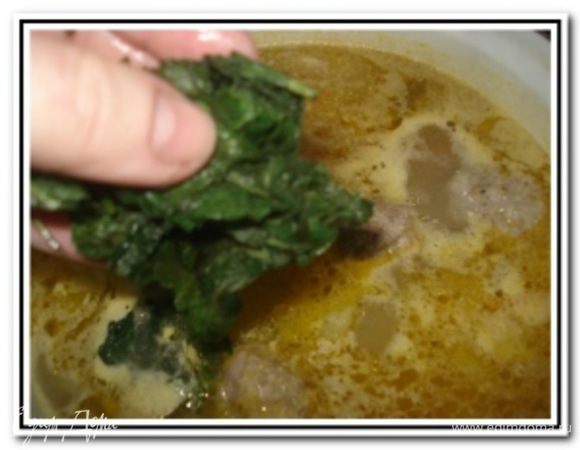 Крапиву порезать кусочками и добавить к супу.