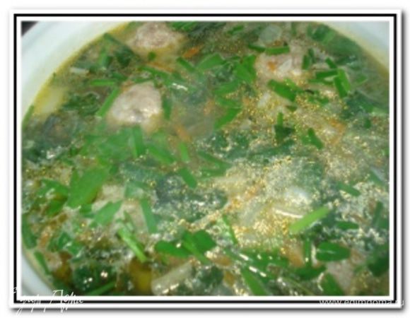 Варить суп еще минут 5-7. Посолить, поперчить по вкусу. Сбрызнуть лимонным соком. Почти в конце варки добавить порубленную зелень.