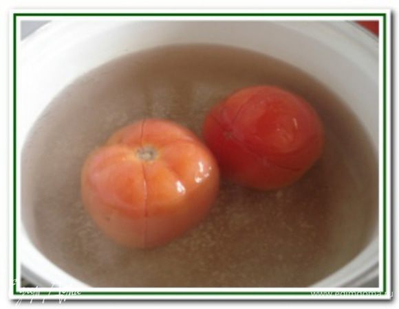 Пасту отварить до готовности в подсоленной воде и промыть. Если будете делать с помидорами. То сначала нужно с них снять кожицу. Для этого надрезать помидоры накрест и опустить на несколько секунд в кипяток, а потом сразу в холодную воду. Шкурка снимется легко. Помидоры нарезать кубиками.