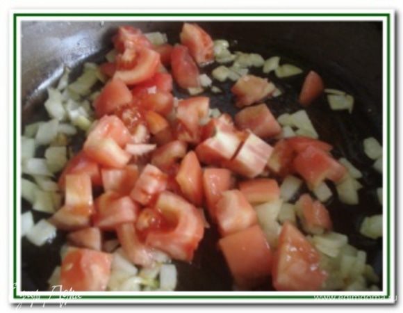 Лук порезать кубиками и обжарить до золотистого цвета на оливковом масле. Добавить порезанные на половинки помидоры черри. Обжаривать до состояния мягкости помидорок.