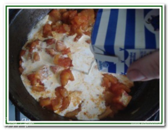 Затетм влить сливки и потушить 3 минуты.