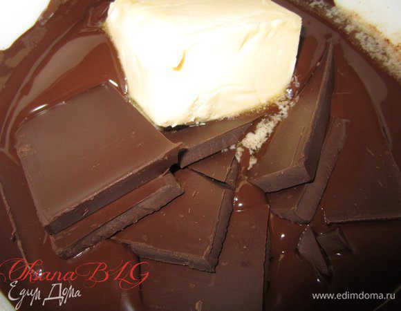 Шоколад и масло растопить на водяной бане или в микроволновке.