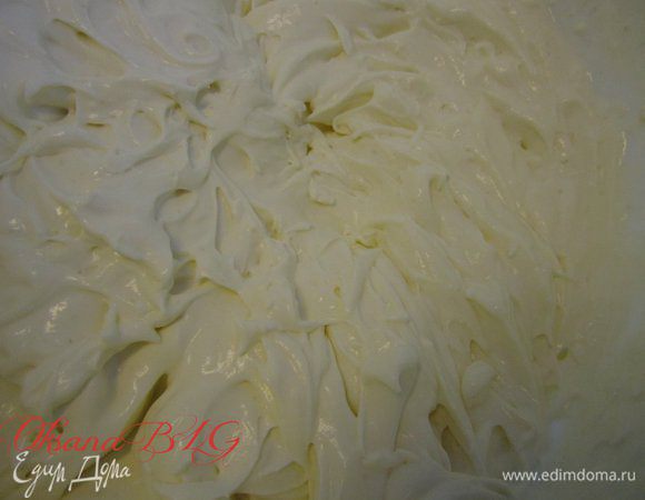 Сливки взбить с сахаром.