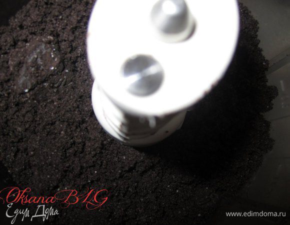 Шоколадное печень измельчить в мелкую крошку.