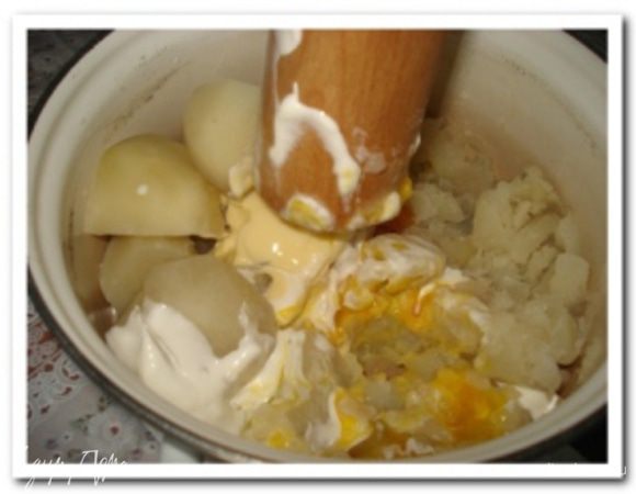 Картофель отварить в подсоленной воде до готовности. Слить воду. Ввести в картофель яйца, сметану, сливочное масло и растолочь до однородного пюре.