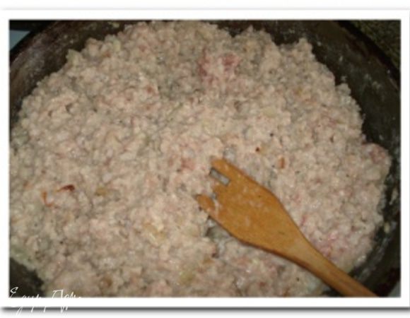 Мясной фарш обжарить с луком почти до готовности, добавить муку и молоко и продолжать обжаривать до загустения, посолить, поперчить и добавить базилик, перемешать.