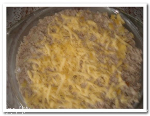 Затем слоем выложить всю мясную начинку и тоже посыпать тертым сыром.