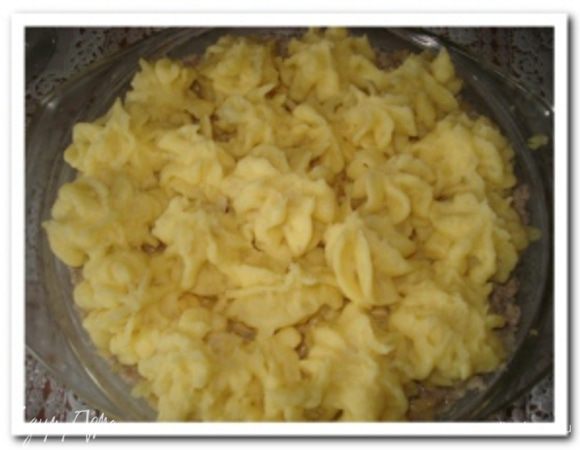 Затем с помощью кондитерского мешочка или шприца выложить картофеьное пюре узорами. Смазать молоком.