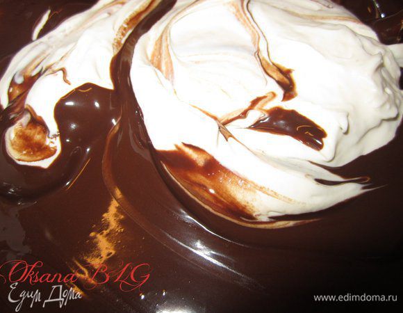 В шоколад ввести третью часть сливок, перемешать.