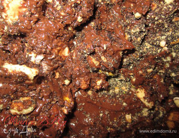 Добавить печенье с орехами. Перемешать.