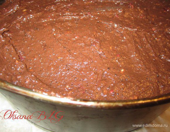 Дно и бока формы застелить пергаментной бумагой или пленкой. Бока можно не закрывать бумагой, тогда после охлаждения торта, нужно аккуратно пройтись по бокам тонким ножом. Выложить шоколадную массу в форму, разровнять. Поставить в холодильник.