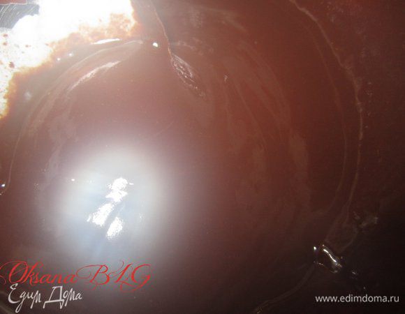 Глазурь. Шоколад, масло сметану растопить. Все размешать. Должна получится жидкая глазурь.