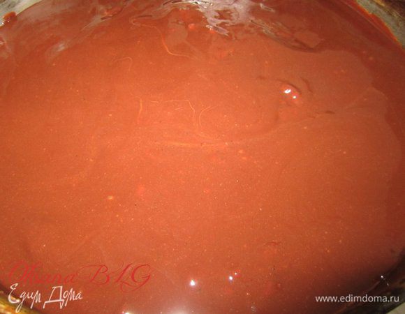 Залить глазурь на шоколадную массу. Поставить в холодильник на 3-4 часа.