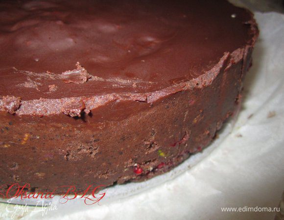 Не переворачивая 
достать торт из формы.