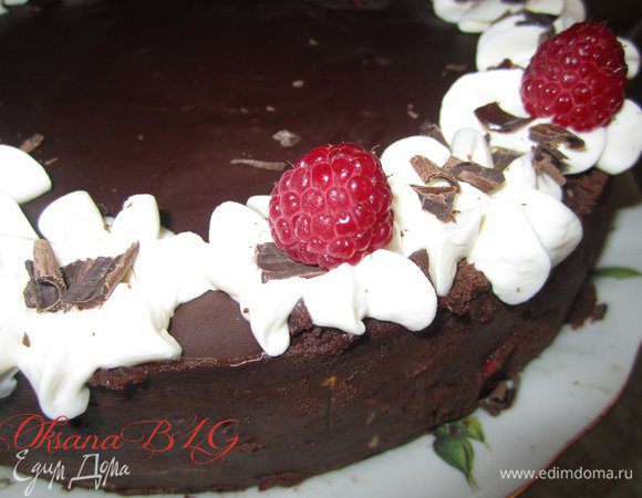 Украсить взбитыми сливками и малиной.