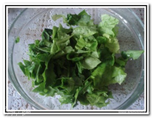 Руколу и салат вымыть, обсушить и порвать руками в тарелку.