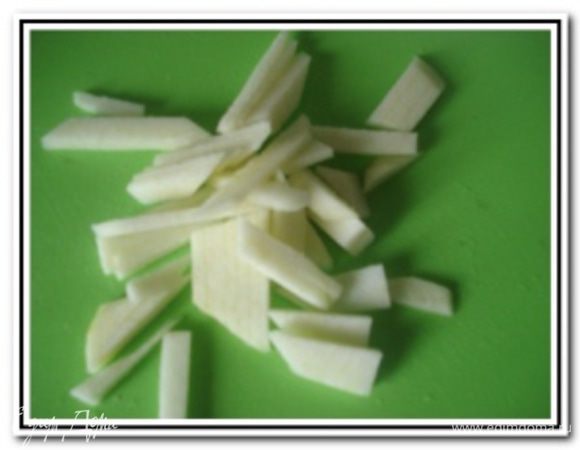 Яблоко очистить от кожуры нарезать соломкой.