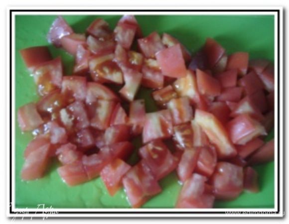 Помидор и огурец нарезать небольшими кусочками.